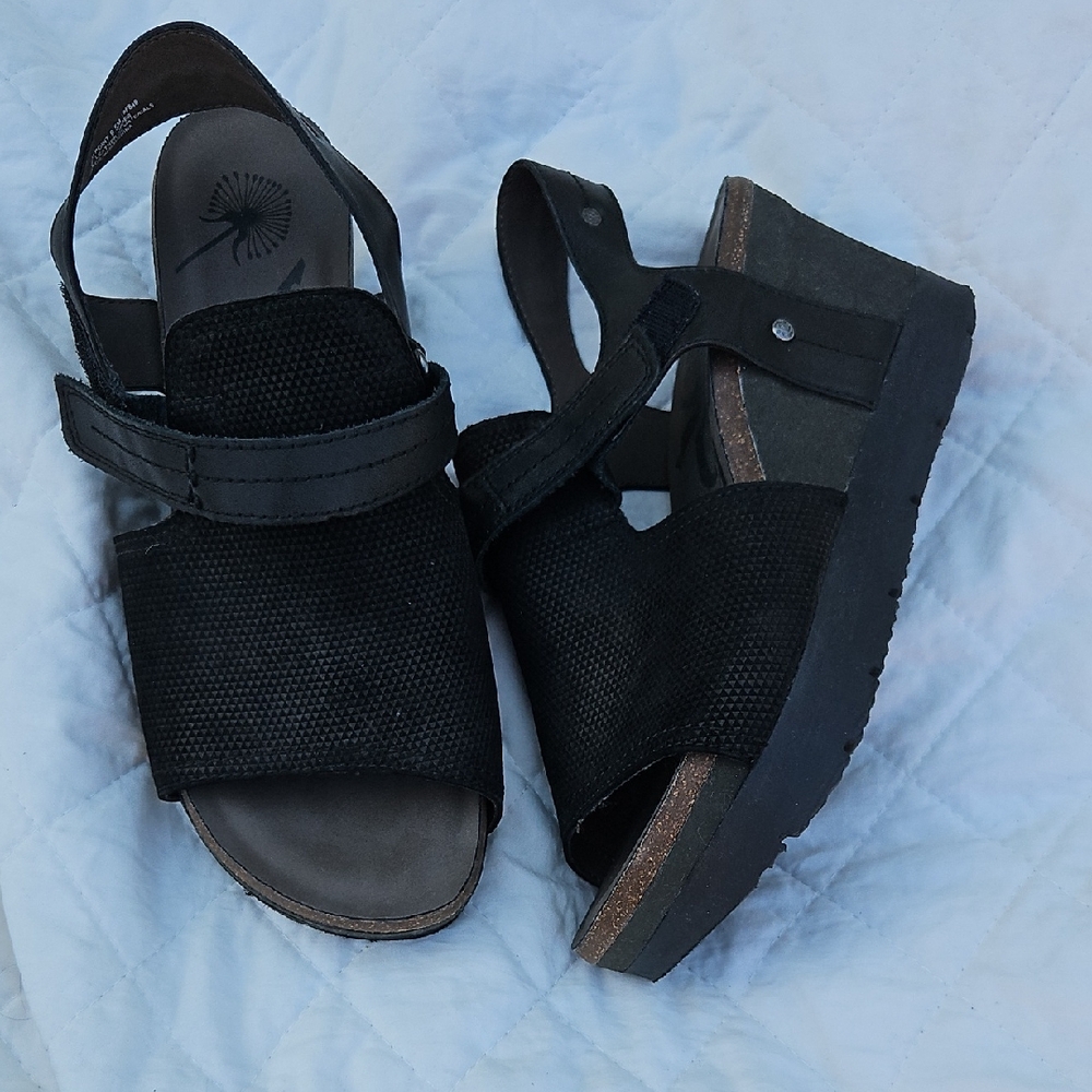 Nwot OTBT 9.5 Leather Wedge Sandals